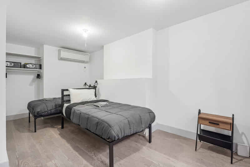 Common Area?w=400&h=260&fit=crop&q=40&auto=format&trim=auto