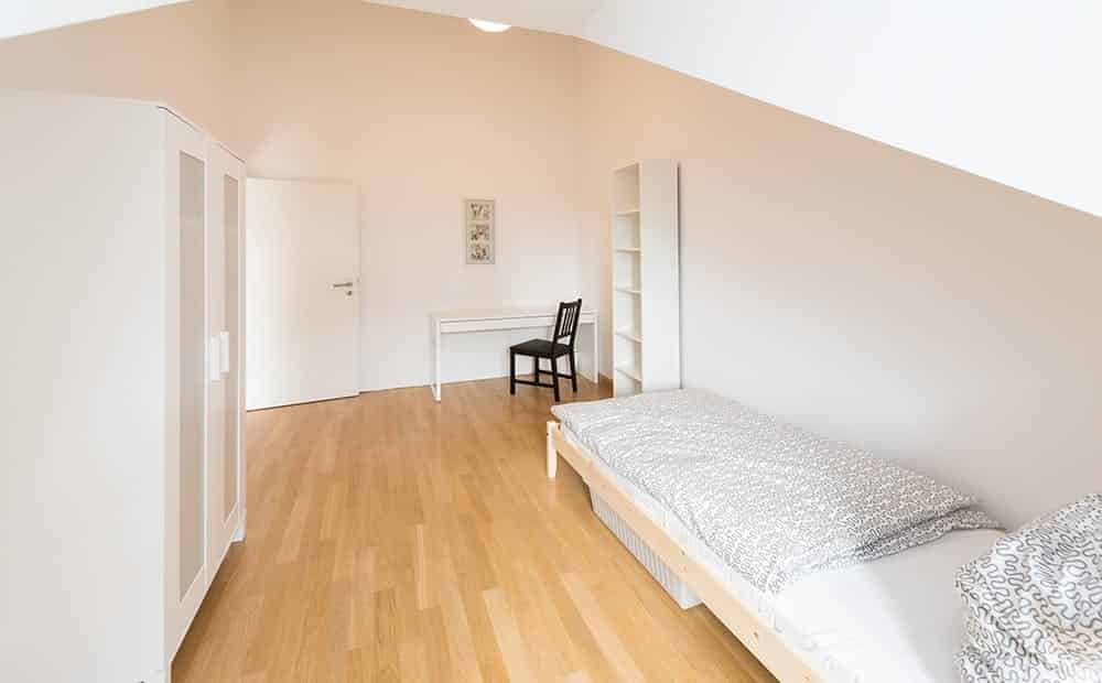 Bedroom?w=400&h=260&fit=crop&q=40&auto=format&trim=auto