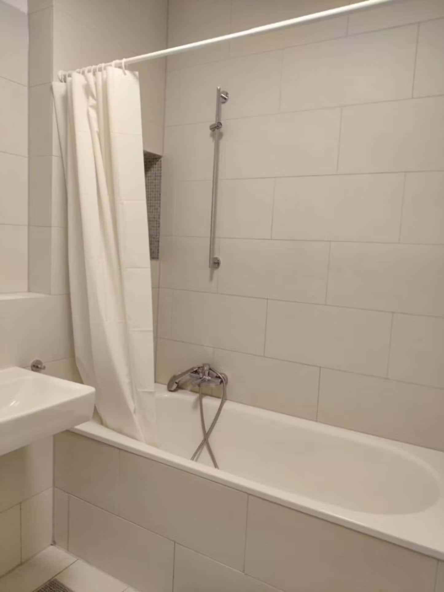 Amenities?w=400&h=260&fit=crop&q=40&auto=format&trim=auto