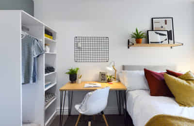 Room in a 9 Bedroom Apartment, Uttoxeter New Rd, Derby DE22 3JB - Derby, England, United Kingdom - Bedroom 1 - Amenities