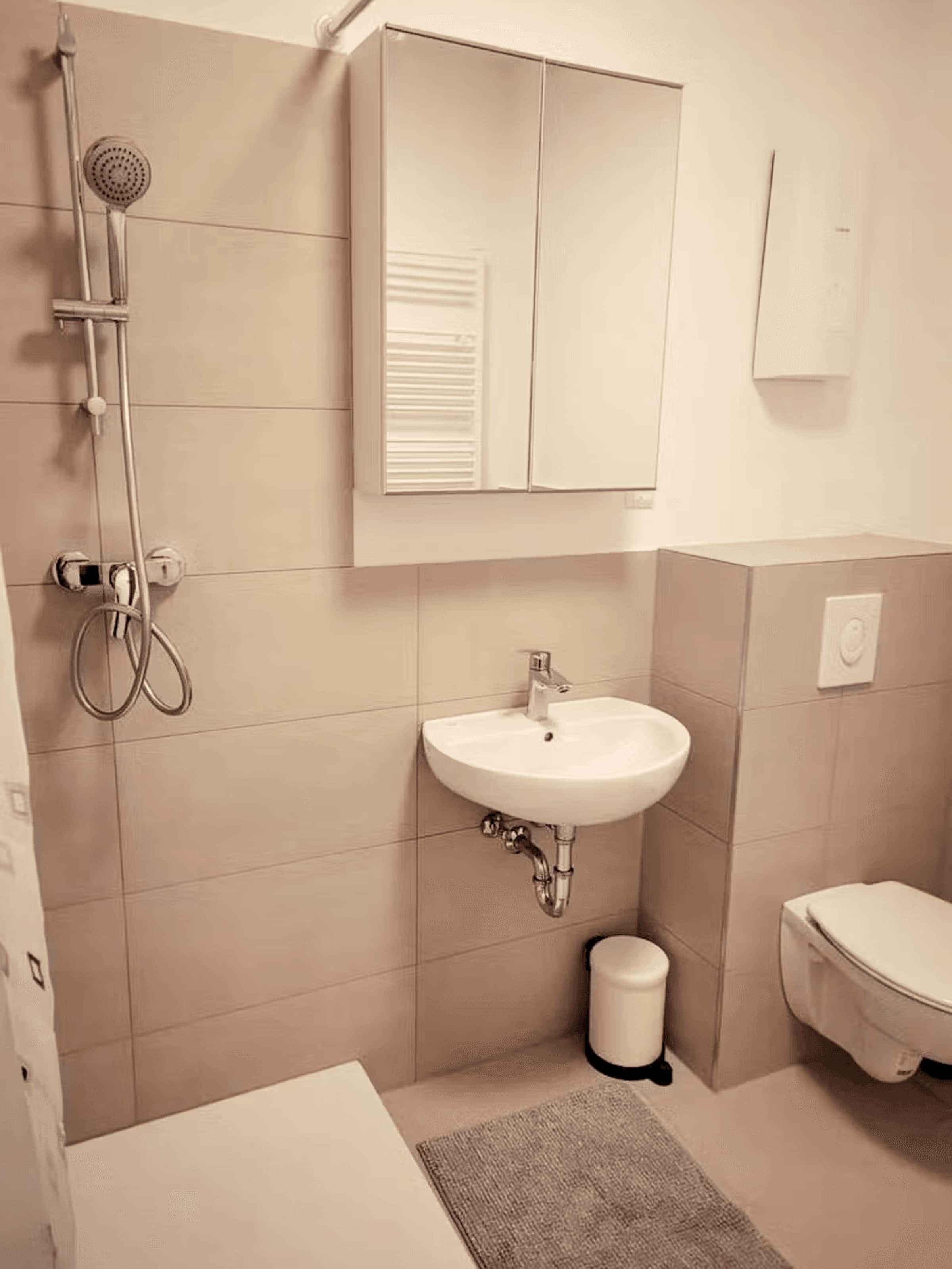 Room 2 - Bedroom?w=400&h=260&fit=crop&q=40&auto=format&trim=auto