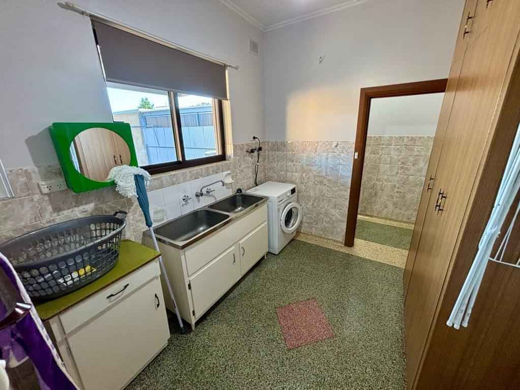 Room 3 - Bathroom?w=400&h=260&fit=crop&q=40&auto=format&trim=auto