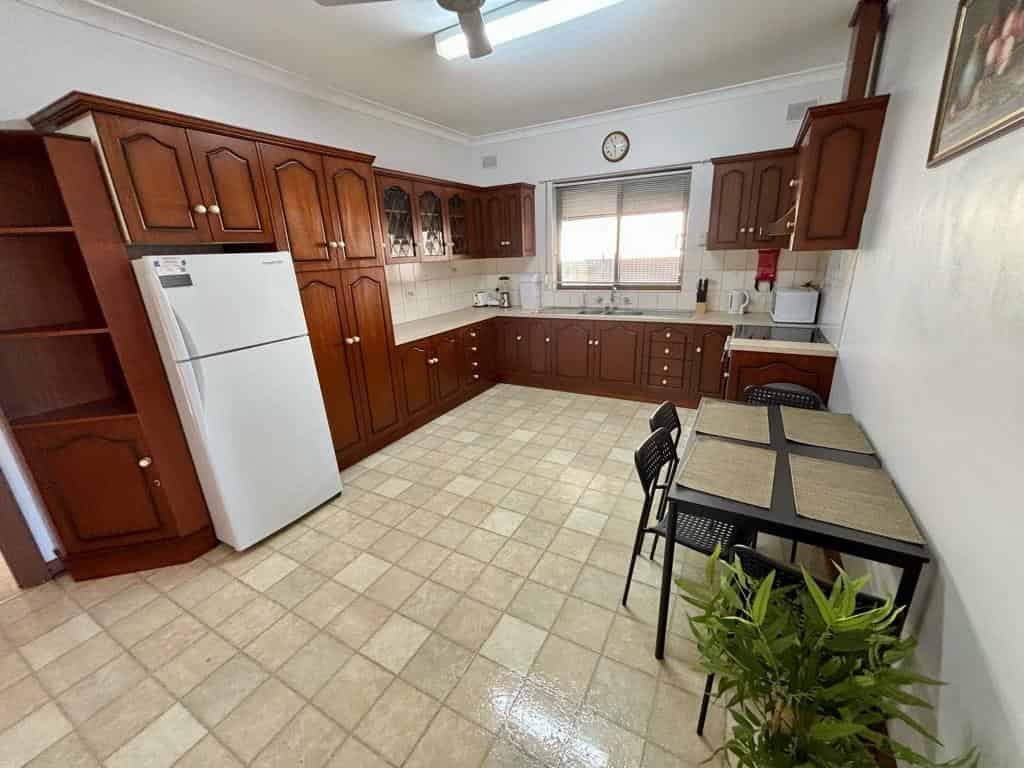 Room 3 - Bathroom?w=400&h=260&fit=crop&q=40&auto=format&trim=auto