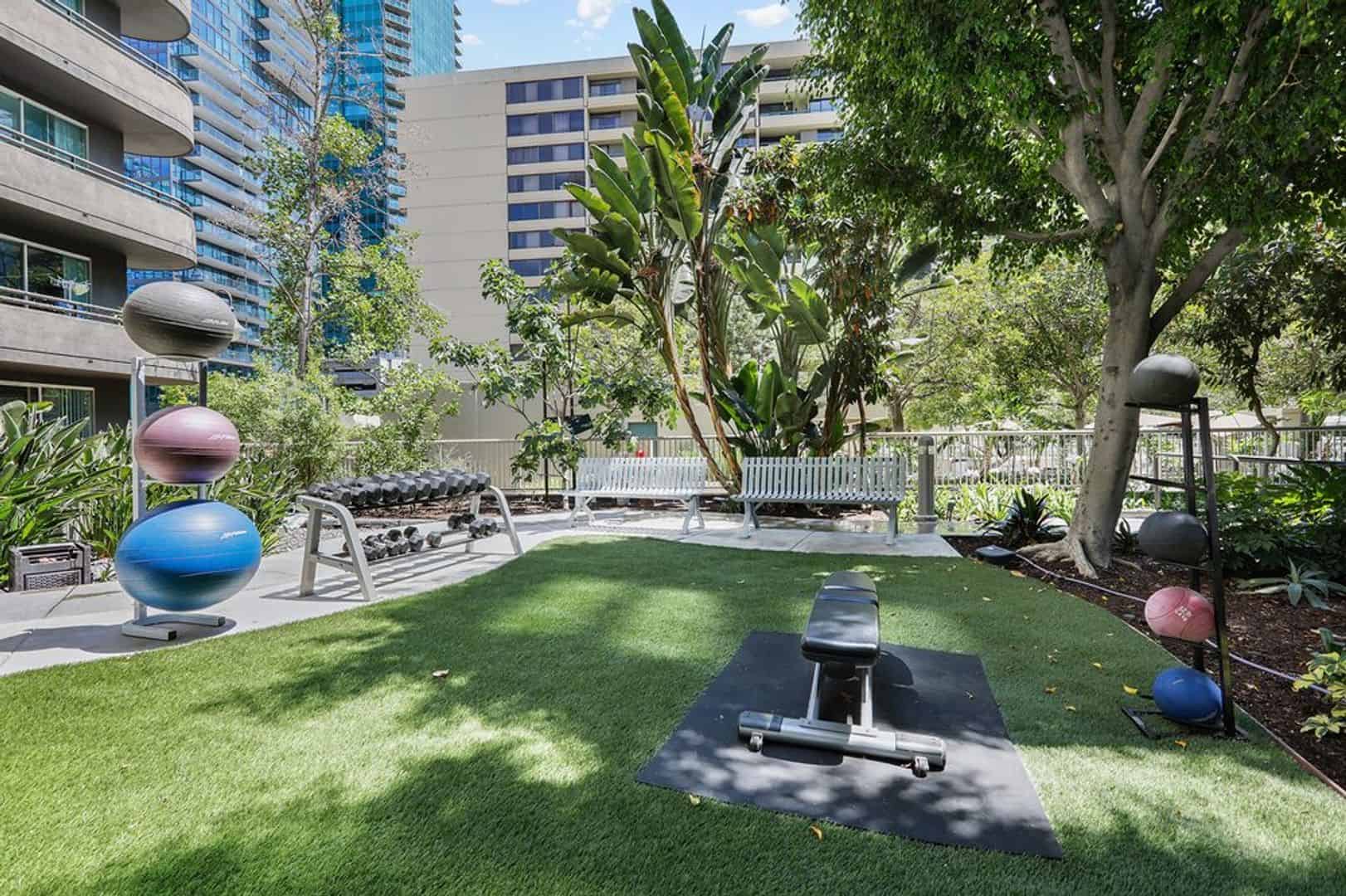 950 S Flower St, Los Angeles 4