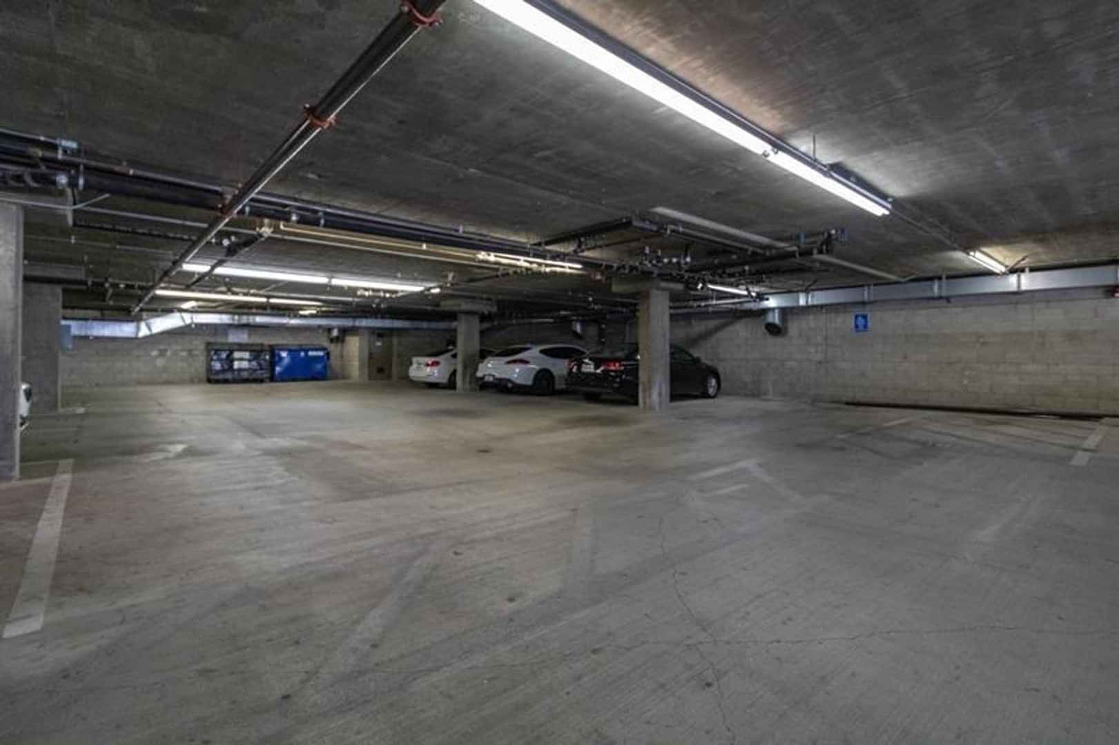 1241 West 37th Place, Los Angeles - Los Angeles, California, United States - Amenities